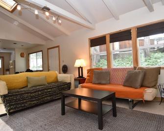 Lakemont Pines Inviting Cabin - Dog Friendly - - Arnold - Living room