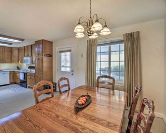 Laptop-Friendly Appalachian Mountain Ret - Norton - Dining room