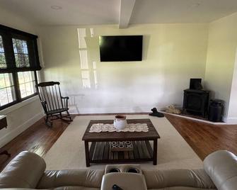 Quiet Farmhouse on 4 acres, 2 Bedroom, close to town, Denton MD - Denton - Sala de estar