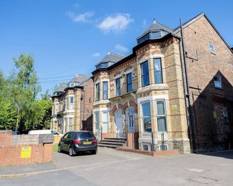 Joyful Management -Top Floor Apartment with home Feel Deco in M16 - Manchester - Building