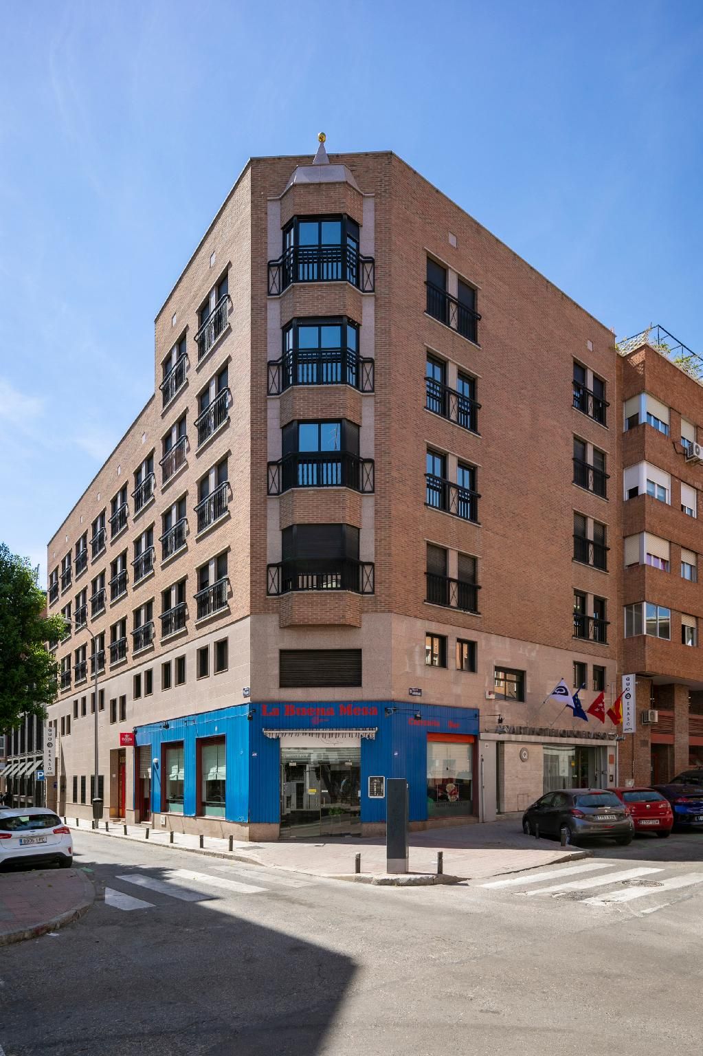 ابارتاهوتل كو إراسو