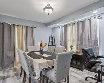 Luxury Stay! 15 min away from Fort Gregg-Adams. - Prince George - Comedor