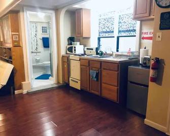 Austin Cove near subway, all shops, restaurants! - New York - Kitchen