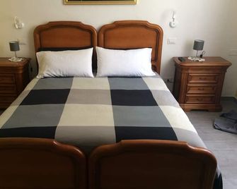 Arco Charming B & B - Yellow Room - Passignano sul Trasimeno - Bedroom