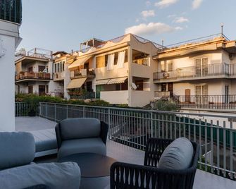 Tropicalia Suites - Aci Castello - Parveke