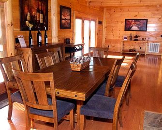 Spacious Mountain Log Cabin Mt. Airy Nc 5br - Hot Tub - Game Room - Dobson - Comedor