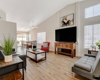 Wonderful home near the strip and airport - Paradise - Living room