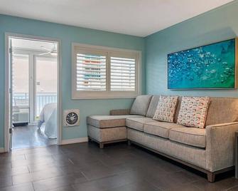 Oceanfront Daytona Seabreeze 2 Bedroom Condo - Daytona Beach Shores - Living room