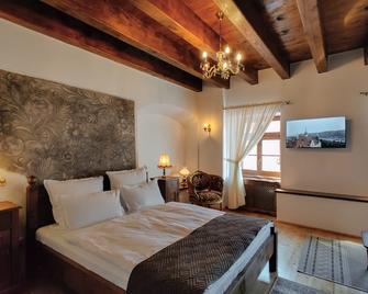 La Teo Pensiune si Pivnita - Şighişoara - Habitación