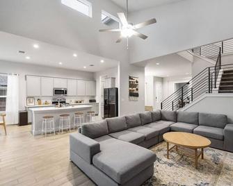 Luxe Modern 4B House with Office 20 min to DT - Manor - Living room