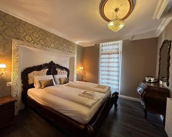 Hotel Baeren - Reichenbach im Kandertal - Bedroom
