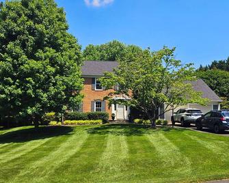 Gracious Lower Level Family Suite - Oakton