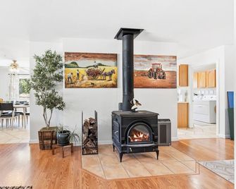 Stylish Country Cowboy Home with Hot Tub on 20 Acres - Borrego Springs