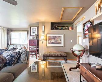 Scenic Lake Winnebago, Hot Tub, Tiki Bar, Camp Fire, Fishing, And More! - Neenah - Living room