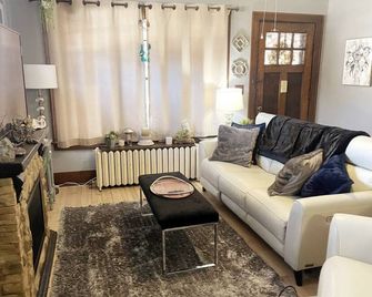 Perfect Stay in the Heart of Downtown Fargo - Fargo - Living room