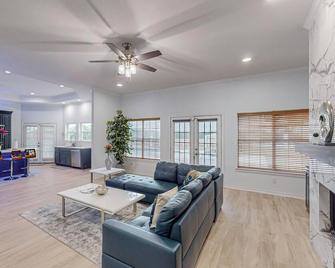Ranch Living: Resort-Like Amenities,Pool & Firepit. Pet Friendly! - Anna - Living room