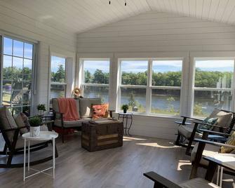 4 bedroom 3 bathroom Riverside Retreat with seasonal heated pool and hot tub Sleeps 12 Durham Nova Scotia - Pictou - Вітальня