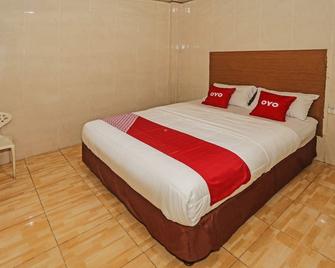 Super OYO 92674 Hotel Ciputat - South Tangerang City - Schlafzimmer