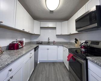 King Size Comfort and Space with Big Backyard Near Airport - Riverdale - Kitchen