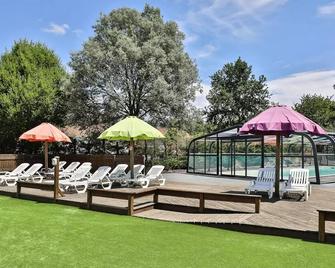 Flower Camping Le Pavillon - Chalet Bois Confort 31m2 - 2 bedrooms including covered terrace + TV 5 to 7 people - 5 pers. included in the tariff - La Mothe-Achard - Патіо