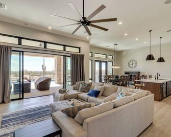 Luxurious Desert Oasis: Fireplace & Private Pool! - Apache Junction - Living room