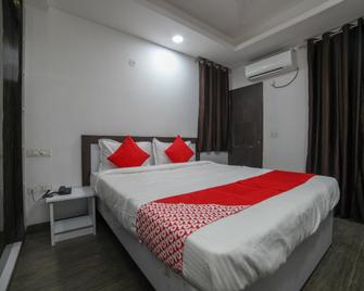 OYO Silver Apartments - Nagpur - Bedroom