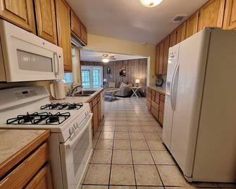Lakes View 3 Bed, 2 Bath Nature Retreat In Oviedo - Oviedo - Kitchen
