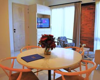 Modern Comforts in the Art District: Condo Getaway in San Jose del Cabo - 卡波聖盧卡 - 餐廳