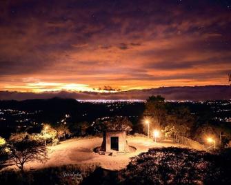 Mountain views and beautiful sunrises - San Juanillo (Alajuela)