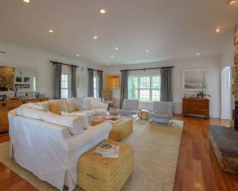 The Park Estate! Your Martha's Vineyard Getaway! - Oak Bluffs - Sala de estar