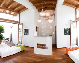 Tre Merli Beach Hotel - Trieste - Front desk