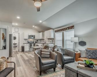 Cozy Cottage in BoomerTown - Norman - Living room