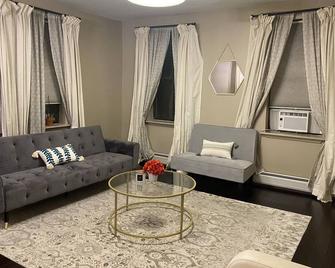 Beautiful 2br Condo Located 15min From Midtown Manhattan! - Edgewater - Living room