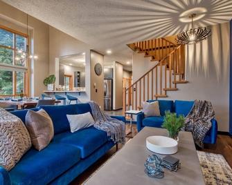 Blacktail Lodge: Ski In/Ski Out, Walk To Village - Sun Peaks - Living room