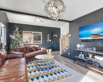 Retreat on 153 acres starting at a river and ending in a canyon, come have fun! - Spanish Fork - Living room