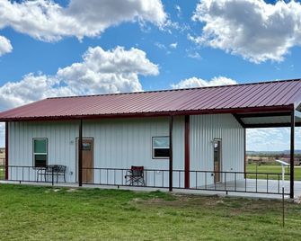 Quiet 2-bedroom 2 bath Barndominium on the edge of Gatesville - Gatesville - Bâtiment
