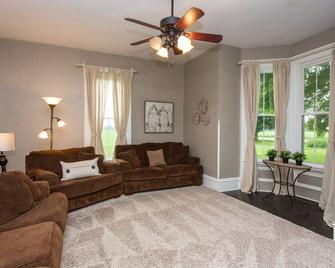 Valentine's Weekend Getaway. Take Advantage of Lower Winter Rates. - Buchanan - Living room