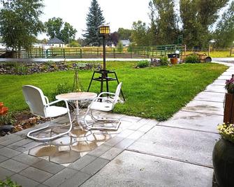 Horse-Heaven Cowgirl-Chic Bunkhouse on Baker Creek, 10 mins from Bozeman Airport - Manhattan - Patio