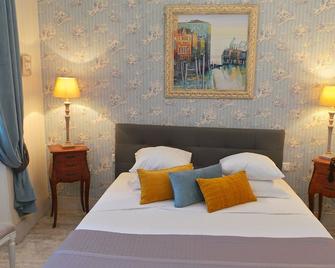 Hotel Le Relais Du Postillon - Antibes - Bedroom