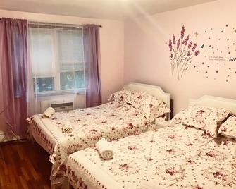 Charming 4-bedroom, 2 bath, balcony townhome in Queens - Queens - Bedroom