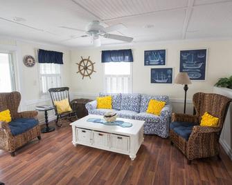 The Sharlene Cottage - Clinton - Living room