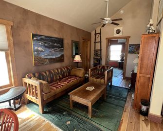 Artistic Casita in Abiquiu, New Mexico with Wide Views to Pedernal Overlooking the Chama River Valley - Abiquiu - Living room