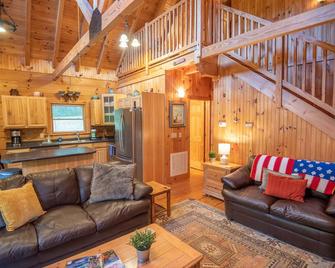 Updated Cabin Mins from Downtown West Jefferson- Hot Tub, Porches, Dogs OK - West Jefferson - Obývací pokoj