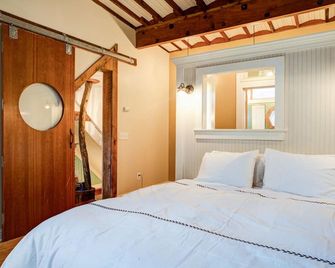 The Recycled House - Walk Downtown - Charlottesville - Bedroom