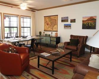 906 Rio Vista: An Upscale Condo in Lajitas Resort - Lajitas - Living room