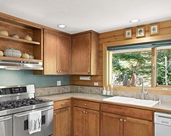 Summit Log Cabin With hot Tub & Sauna - Snoqualmie Pass - Kitchen