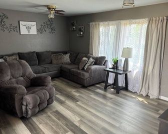 Beautiful home close to Glacier National, with a great view of the mountains. - Browning - Living room