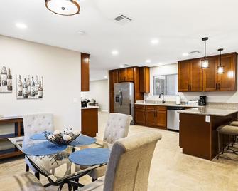 Remodeled Home in 55+ Active Adult Community, Perfect winter getaway, - Sun City West - Cocina