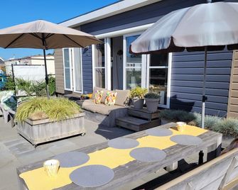 Renesse Zeeland: Modern 4 person Chalet by the sea. Modernes Chalet am Meer. - Renesse - Patio