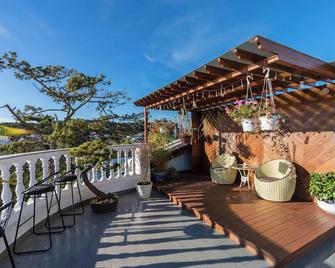 N Queen Apartment Hotel - Dalat - Balcón